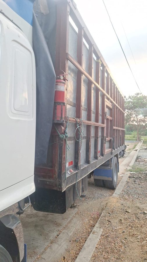 Cajón de madera, vista lateral con extintor